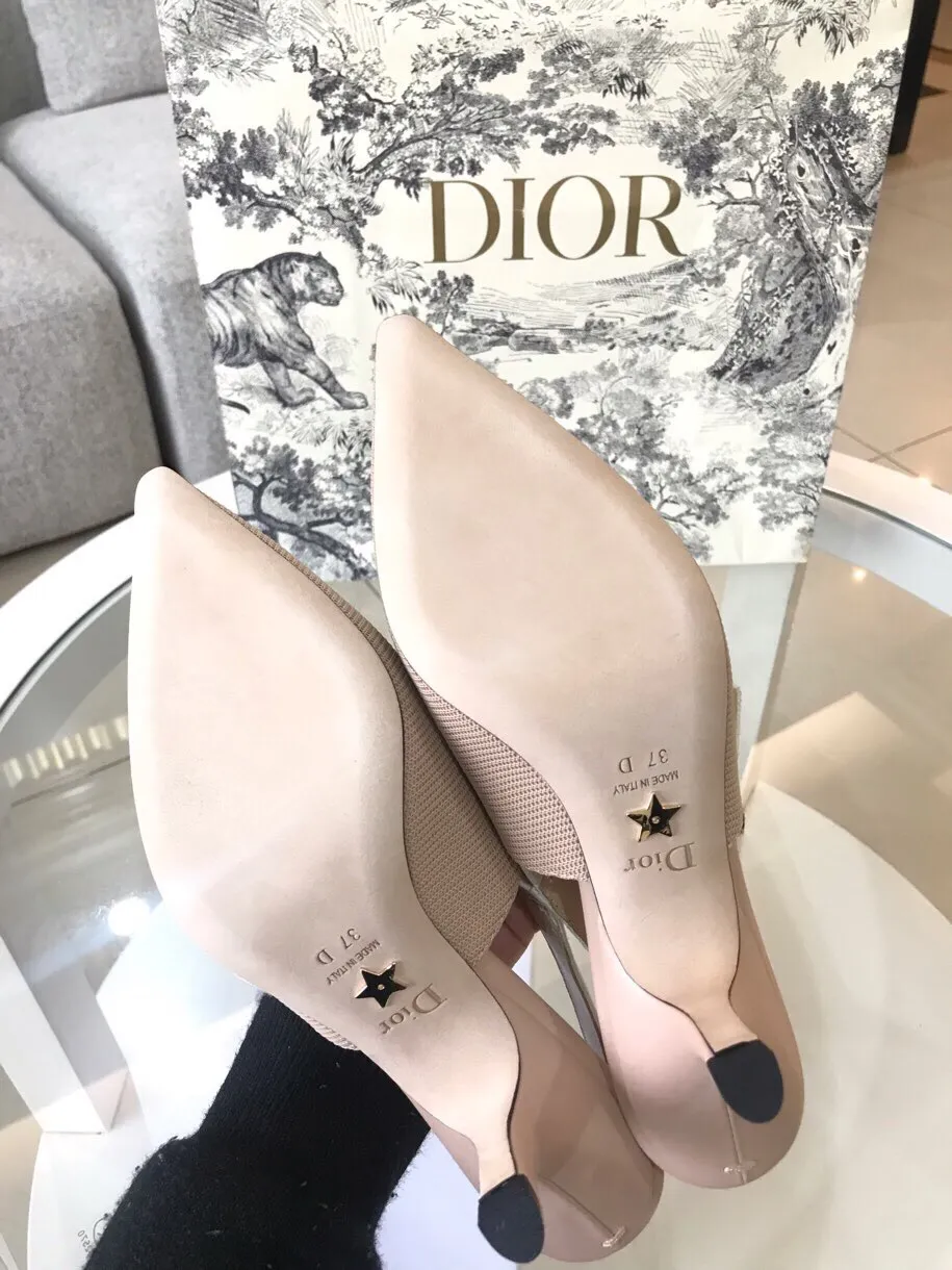 👟👟Ex-factory price 480👟👟 ✨✨ Newly upgraded Dior letter shoes that are so popular 🔥 that people are waiting in line! Dior jadore's first runway collection for the new designer. Originally, j'adore meant my favorite. Then I took a homophone and changed it into j'adior, which means I love Dior. Pointed bow letter ribbon slingback slingback shoes. * Black technical fabric * J'Adior embroidered ribbon * Flat knot * Leather sole matched with Mr. Christian Dior's favorite lucky star * Heel 1 cm/6.5 cm/9.5 cm *size: 33-43 (33/34/40/41/42/43 customized) *1cm flat bottom/6.5cm medium heel/9.5cm 💕When you walk with your head down, you will also look back at the shoes💕